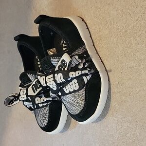 UGG Seaway Logo Suede Sneakers. Size 7